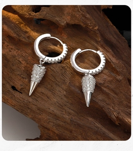 Dettaglio di orecchini a cerchio in argento sterling S925 con pendenti a cono con cristalli