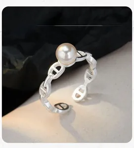 Detailed close-up of S925 sterling silver chain ring with a single white pearl inlay