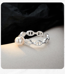 Close-up of S925 sterling silver anchor chain ring featuring a round white pearl inlay
