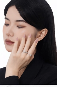 Detail of a minimalist 925 silver matte chain ring featuring a single white pearl accent