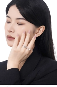 Close-up of S925 sterling silver anchor chain ring with a white pearl on a finger