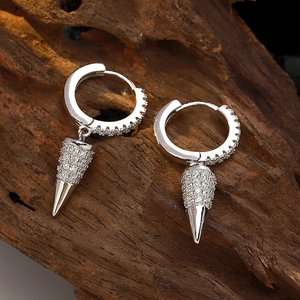 Orecchini a cerchio minimalisti in argento S925 con pendenti a cono in pavé di cristalli