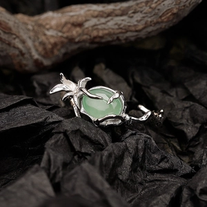 Anello ramo in argento S925 con aventurina verde ovale su sfondo estetico scuro