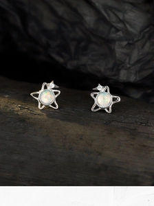 Dettaglio orecchini a stella in argento S925 con opale iridescente e zircone