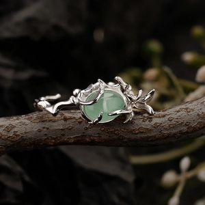 Anello ramo in argento S925 con avventurina verde su sfondo di legno scuro