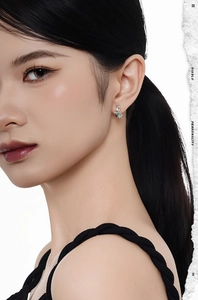 Gros plan détaillé de boucles d'oreilles étoile en argent S925 avec émail bleu et zircons