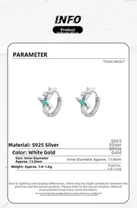 Détail des boucles d'oreilles étoile en argent S925 avec émail bleu et diamètre 11mm