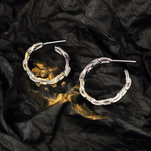 Minimalist S925 sterling silver chain link hoop earrings with elegant geometric texture
