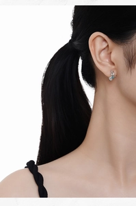 Détail macro de boucles d'oreilles étoile en argent S925 avec émail bleu et pierre zircon