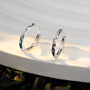 Créoles en argent sterling S925 avec texture irrégulière et détails en émail vert