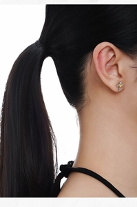 Détail de boucle d'oreille croix en argent S925 avec zircons et petit coeur doré