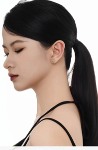 Gros plan sur boucles d'oreilles croix en argent S925 avec zircon et cœur doré