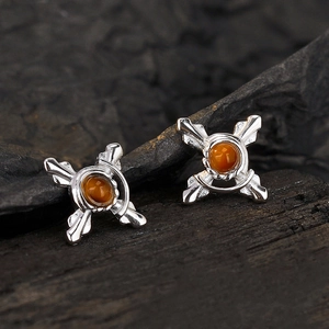 Boucles d'oreilles croix en argent S925 avec oeil de tigre sur fond texturé sombre