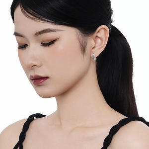 Élégantes boucles d'oreilles double étoile en argent S925 portées par un mannequin femme