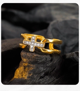 Détail de la bague croix en argent S925 avec pavé de cristaux sur une pierre de charbon