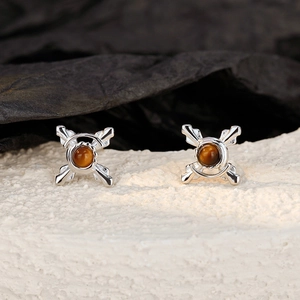 Puces d'oreilles chic en argent 925 en forme de croix avec pierre œil de tigre