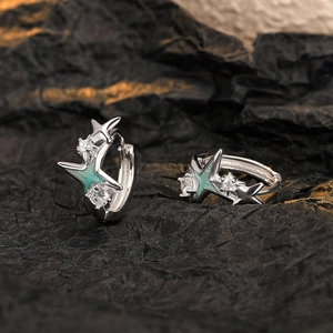 Boucles d'oreilles étoiles en argent S925 avec émail vert et oxydes de zirconium