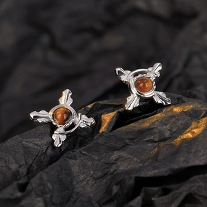 Clous d'oreilles croix en argent S925 sertis d'une pierre œil de tigre naturelle