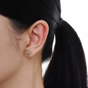 Boucles d'oreilles clous croix en argent S925 avec petit coeur doré et oxydes de zirconium