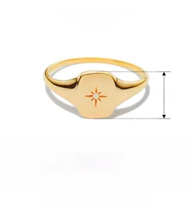Dettaglio ravvicinato dell'anello a sigillo in argento 925 con stella incisa e zircone