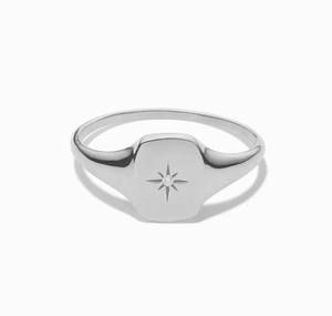 Dettaglio di un anello a sigillo in argento S925 lucido con zircone incastonato a stella