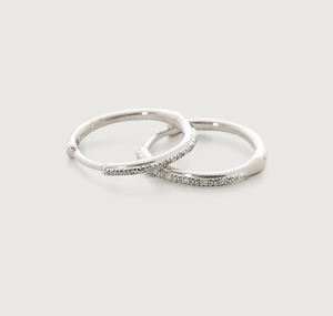 Vista dettagliata di orecchini a cerchio in argento sterling S925 con zirconi pavé