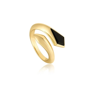 Makroaufnahme des goldenen drachenförmigen Rings mit schwarzem Edelstein und Politur