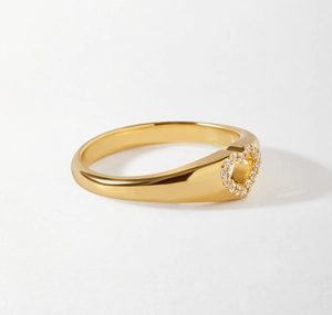Detail of gold-plated S925 sterling silver ring with sparkling heart-shaped zirconia pavé