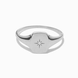 Anello chevalier minimalista in argento S925 con stella incisa e pietra di zirconia