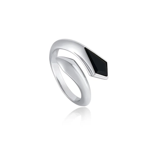 Nahaufnahme von S925 Sterling Silber Ring mit schwarzem Zirkonia in Drachenform und Prägung