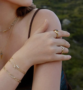 Outdoor-Modell mit mehrlagigen Goldketten, Ringen und Armbändern in 18K Gold-Finish
