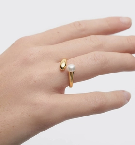 Close-up of S925 silver adjustable ring with white pearl and teardrop metallic design
