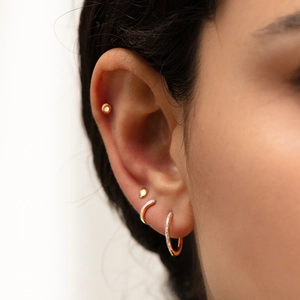 Set orecchini a cerchio in argento S925 dorato con zirconi brillanti su modella