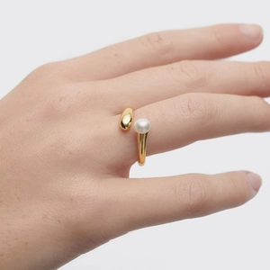 Minimalist S925 sterling silver open ring featuring a round pearl and gold water drop end
