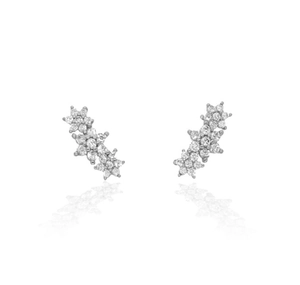Gros plan sur des boucles d'oreilles triple étoile en argent avec zircons brillants