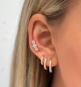 Détails des boucles d'oreilles en argent sterling avec zircons portées par le mannequin