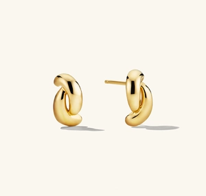 Gros plan sur les boucles d'oreilles torsadées en argent S925 plaqué or 18 carats