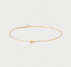 Détail d'une chaîne en argent sterling S925 plaqué or 18K avec une petite pierre zircon