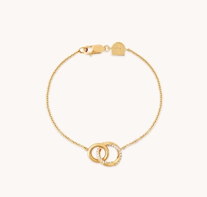 Dettaglio della chiusura in argento 925 e ciondolo a stella su un bracciale dorato a due anelli