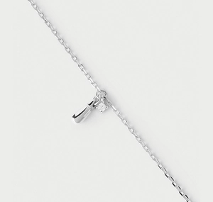 Vue macro d'un collier en argent S925 avec pendentif goutte poli et petit diamant serti