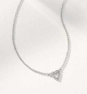 Dettaglio della collana in argento S925 con pendente a cuore e pavé di zirconi lucidi