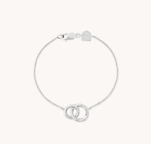 Dettaglio del bracciale in argento S925 con anelli intrecciati e pavé di diamanti