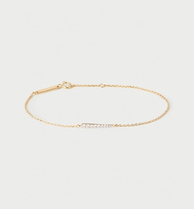 Vue détaillée du bracelet en argent S925 doré avec une rangée de zircons blancs étincelants