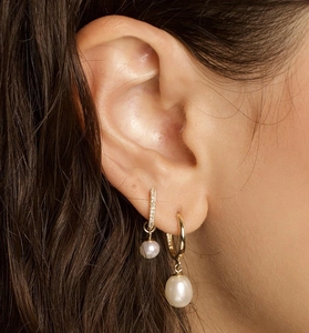 Close-up of S925 gold earrings featuring lustrous pearls and sparkling crystal inlay