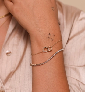 Dettaglio di bracciali a doppio strato in argento S925 placcato oro con anelli in zircone