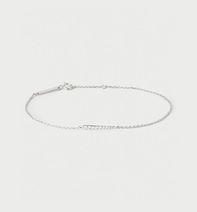 Détail du bracelet en argent sterling S925 avec rangée de pierres blanches serties