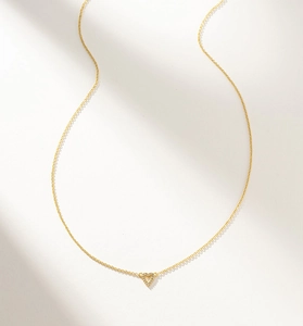 Dettaglio ravvicinato di una collana in argento S925 con ciondolo a cuore scintillante