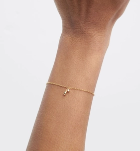 Gros plan d'un bracelet minimaliste en argent S925 doré avec pendentif goutte et zircon