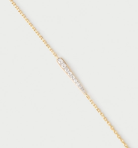 Gros plan détaillé d'un bracelet délicat en argent S925 doré avec pavé de cristaux fins