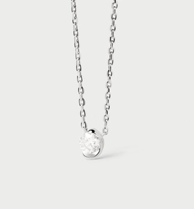 Vue macro d'un collier en argent S925 avec un pendentif rond en oxyde de zirconium